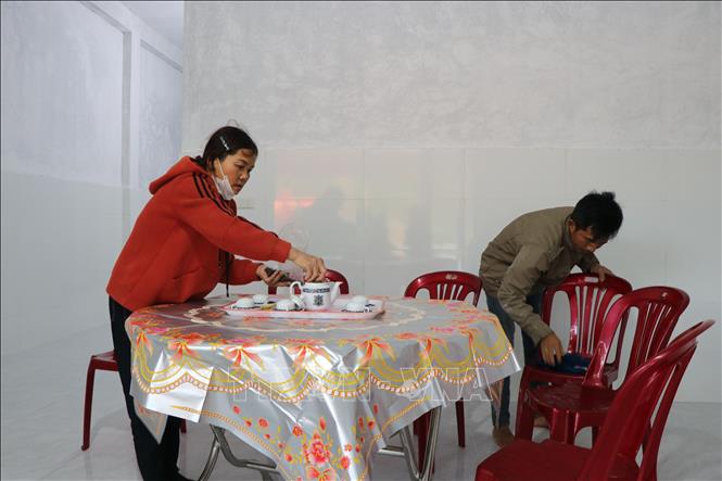 Người dân dọn dẹp, tái thiết cuộc sống mới trong những ngôi nhà mới xây ở Chiến dịch Quang Trung. Ảnh: Mai Trang - TTXVN