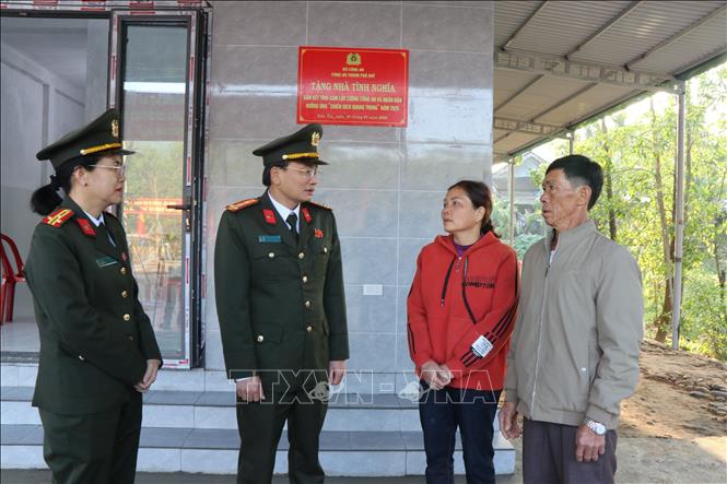 Đại tá Dương Văn Thoan, Phó Giám đốc Công an thành phố Huế (thứ 2, từ trái sang) thăm hỏi gia đình bà Nguyễn Thị Khuyên trong căn nhà mới. Ảnh: Mai Trang- TTXVN 