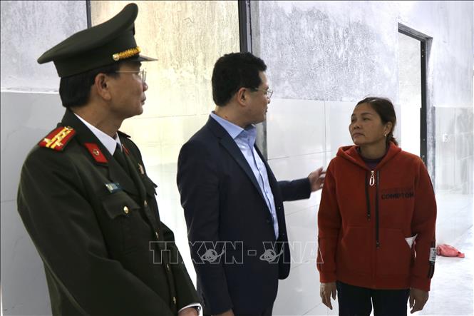 Phó Chủ tịch UBND thành phố Huế Hoàng Hải Minh thăm hỏi, động viên gia đình bà Nguyễn Thị Khuyên (xã Khe Tre) trong căn nhà mới. Ảnh: Mai Trang- TTXVN 