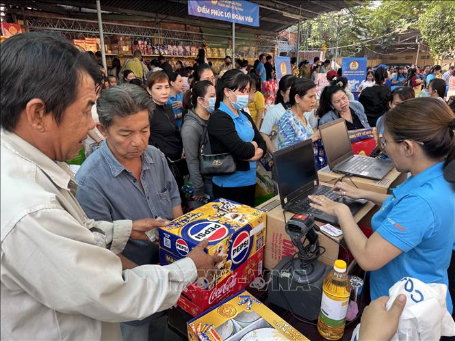 Đông đảo đoàn viên công nhân lao động mua sắm tại 