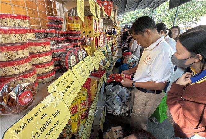 Đông đảo đoàn viên công nhân lao động mua sắm tại 