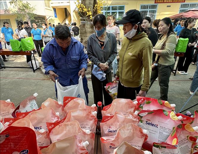 Đông đảo đoàn viên công nhân lao động mua sắm tại 