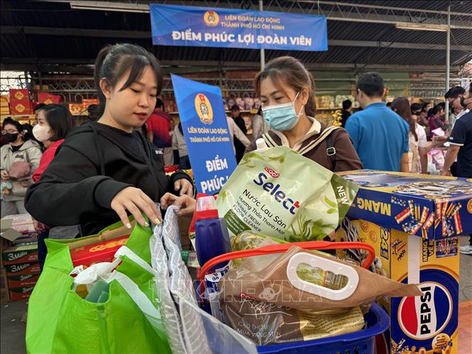 Đông đảo đoàn viên công nhân lao động mua sắm tại 