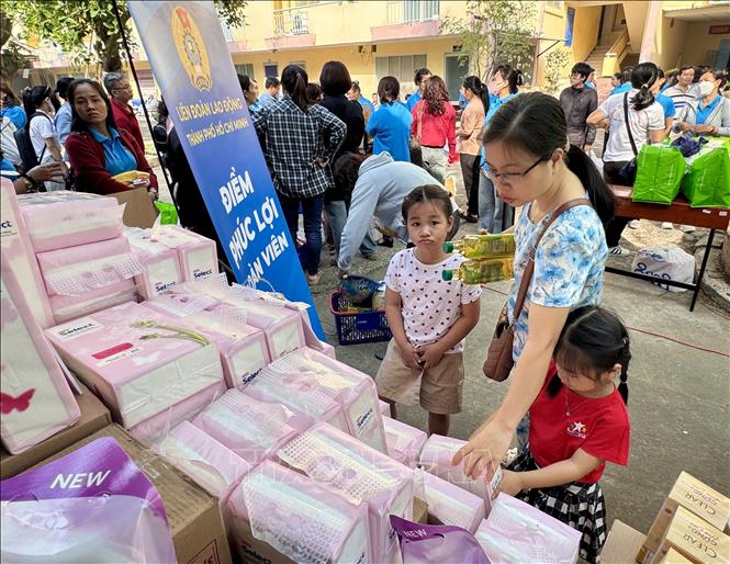 Đông đảo đoàn viên công nhân lao động mua sắm tại 