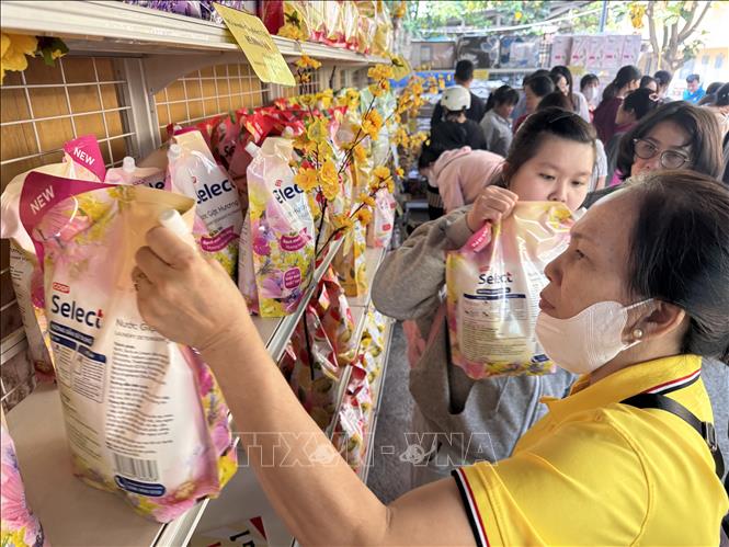 Đông đảo đoàn viên công nhân lao động mua sắm tại 