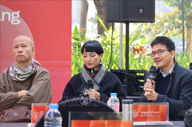 Các diễn giả trao đổi, chia sẻ ý kiến tại Toạ đàm. Ảnh: Tuyết Mai - TTXVN