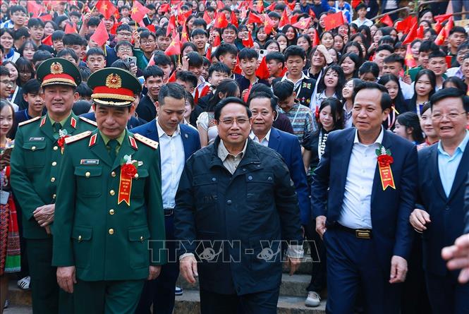 Thủ tướng Phạm Minh Chính đến dự lễ khởi công Dự án đầu tư cơ sở vật chất cho trường phổ thông vùng cao Việt Bắc, Thái Nguyên. Ảnh: Dương Giang-TTXVN 
