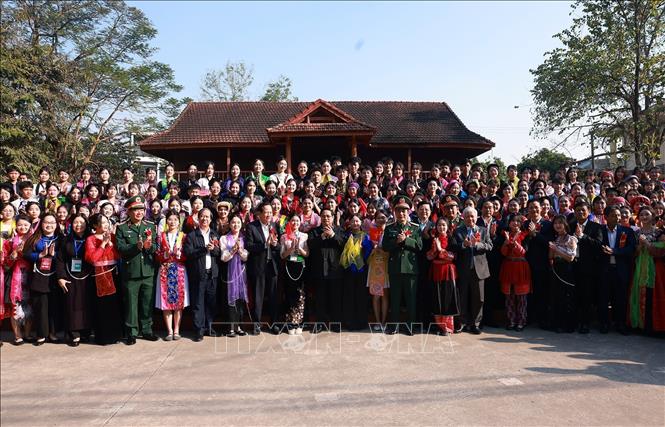 Thủ tướng Phạm Minh Chính với học sinh Trường phổ thông vùng cao Việt Bắc, Thái Nguyên. Ảnh: Dương Giang-TTXVN 
