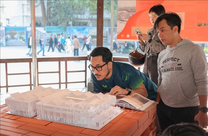 Người dân và du khách tìm hiểu về mô hình chợ Đồng Xuân được trưng bày tại Nhà Bát Giác. Ảnh: Hoàng Hiếu - TTXVN