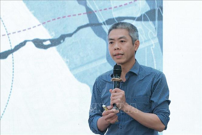 Giám đốc Nghệ thuật Heritage Art Space Nguyễn Anh Tuấn giới thiệu về không gian nghệ thuật dự án. Ảnh: Hoàng Hiếu - TTXVN