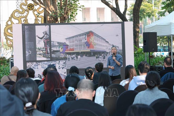 Giám đốc Nghệ thuật Heritage Art Space Nguyễn Anh Tuấn giới thiệu về không gian nghệ thuật dự án. Ảnh: Hoàng Hiếu - TTXVN