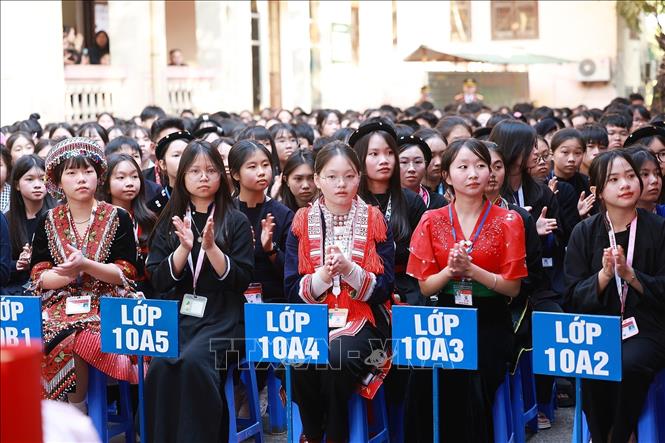 Học sinh Trường phổ thông vùng cao Việt Bắc, Thái Nguyên tham dự lễ khởi công dự án. Ảnh: Dương Giang-TTXVN 
