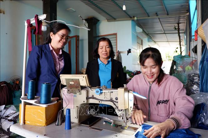 Chị Đoàn Thị Cẩm Giang (sinh năm 1986, ngụ xã Bến Lức) phải nghỉ việc ở công ty do tình hình sức khoẻ, nhận hàng tại tổ hợp may để có công việc và thời gian phù hợp. Ảnh: Đức Hạnh - TTXVN 