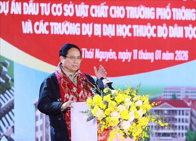 Thủ tướng Phạm Minh Chính phát biểu tại lễ khởi công Dự án đầu tư cơ sở vật chất cho trường phổ thông vùng cao Việt Bắc, Thái Nguyên. Ảnh: Dương Giang-TTXVN