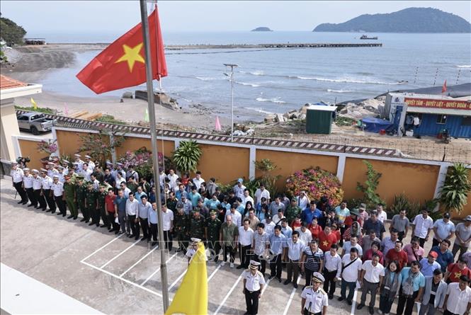 Đoàn công tác và cán bộ, chiến sĩ trên đảo Hòn Khoai tham gia một buổi chào cờ. Ảnh: Trần Việt - TTXVN 