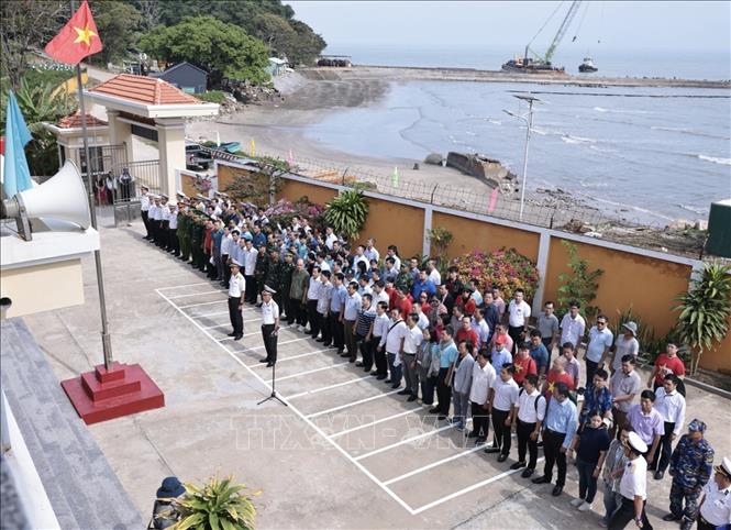Đoàn công tác và cán bộ, chiến sĩ trên đảo Hòn Khoai tham gia một buổi chào cờ. Ảnh: Trần Việt - TTXVN 