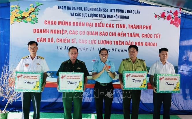 Đại diện các đơn vị tặng quà các lực lượng trên đảo Hòn Khoai, Cà Mau. Ảnh: Trần Việt - TTXVN 