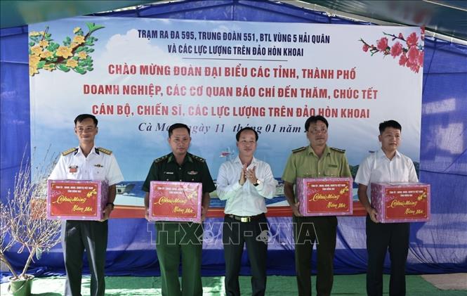 Đại diện các đơn vị tặng quà các lực lượng trên đảo Hòn Khoai, Cà Mau. Ảnh: Trần Việt - TTXVN 