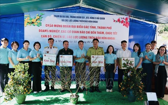 Đại diện các đơn vị tặng quà các lực lượng trên đảo Hòn Khoai, Cà Mau. Ảnh: Trần Việt - TTXVN 