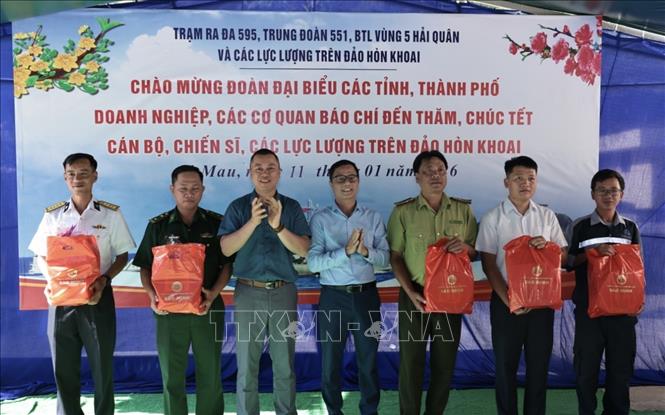 Đại diện các đơn vị tặng quà các lực lượng trên đảo Hòn Khoai, Cà Mau. Ảnh: Trần Việt - TTXVN 