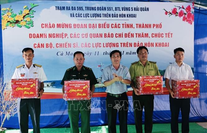 Đại diện các đơn vị tặng quà các lực lượng trên đảo Hòn Khoai, Cà Mau. Ảnh: Trần Việt - TTXVN 