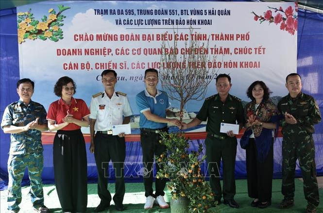 Đại diện các đơn vị tặng quà các lực lượng trên đảo Hòn Khoai, Cà Mau. Ảnh: Trần Việt - TTXVN 