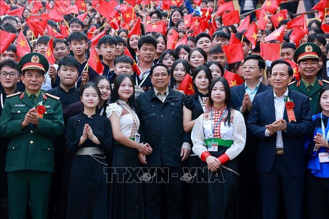 Prime Minister Pham Minh Chinh and delegates pose for a group photo at the ceremony. VNA Photo: Dương Giang