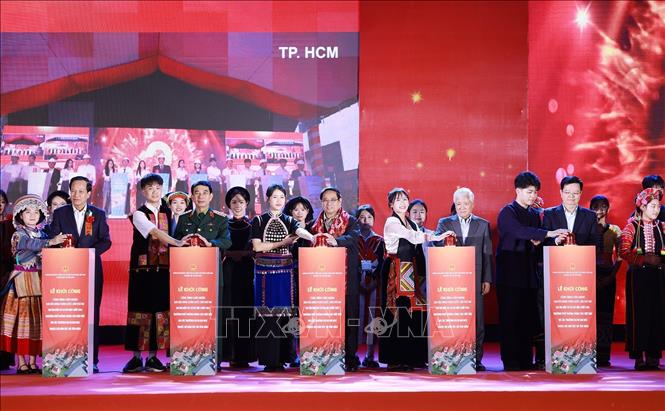 Thủ tướng Phạm Minh Chính và các đại biểu khởi công Dự án đầu tư cơ sở vật chất cho trường phổ thông vùng cao Việt Bắc, Thái Nguyên. Ảnh: Dương Giang-TTXVN 
