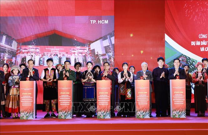 Thủ tướng Phạm Minh Chính và các đại biểu khởi công Dự án đầu tư cơ sở vật chất cho trường phổ thông vùng cao Việt Bắc, Thái Nguyên. Ảnh: Dương Giang-TTXVN 
