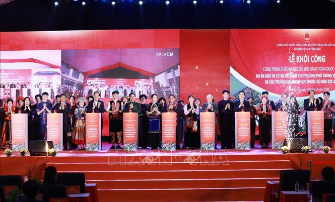 Thủ tướng Phạm Minh Chính và các đại biểu khởi công Dự án đầu tư cơ sở vật chất cho trường phổ thông vùng cao Việt Bắc, Thái Nguyên. Ảnh: Dương Giang-TTXVN 
