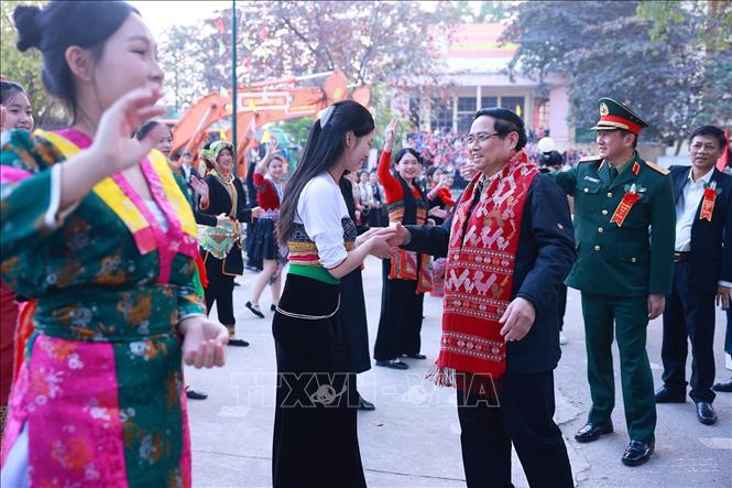 Thủ tướng Phạm Minh Chính với học sinh Trường phổ thông vùng cao Việt Bắc, Thái Nguyên. Ảnh: Dương Giang-TTXVN 