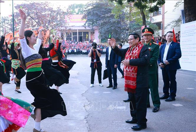 Thủ tướng Phạm Minh Chính xem tiết mục biểu diễn múa xoè Thái truyền thống của học sinh Trường phổ thông vùng cao Việt Bắc, Thái Nguyên. Ảnh: Dương Giang-TTXVN 
