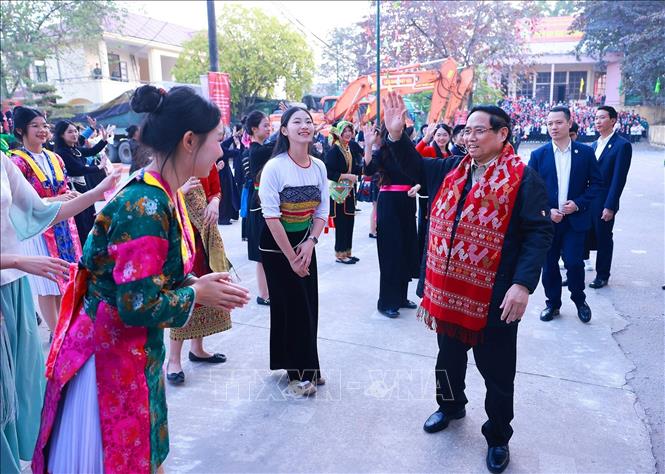Thủ tướng Phạm Minh Chính với học sinh Trường phổ thông vùng cao Việt Bắc, Thái Nguyên. Ảnh: Dương Giang-TTXVN 