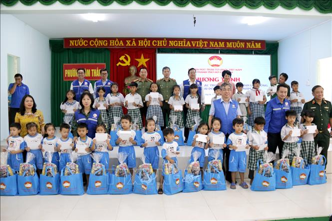 Trao quà cho học sinh bị ảnh hưởng trong đợt mưa, lũ vào cuối năm 2025. Ảnh: Nguyễn Thanh – TTXVN