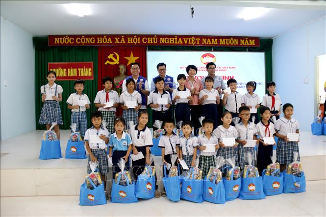 Trao quà cho các em học sinh bị ảnh hưởng trong đợt mưa, lũ vào cuối năm 2025. Ảnh: Nguyễn Thanh - TTXVN