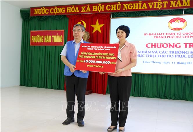 Thành phố Hồ Chí Minh trao 10 tỷ đồng cho Lâm Đồng khắc phục thiệt hại do thiên tai. Ảnh: Nguyễn Thanh - TTXVN