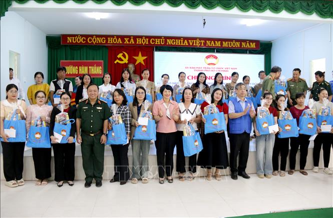 Trao quà cho thầy cô giáo bị ảnh hưởng trong đợt mưa, lũ vào cuối năm 2025. Ảnh: Nguyễn Thanh - TTXVN