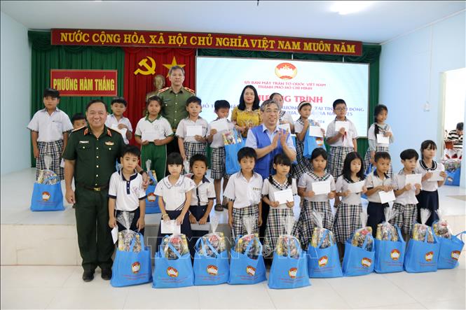 Trao quà cho các em học sinh bị ảnh hưởng trong đợt mưa, lũ vào cuối năm 2025. Ảnh: Nguyễn Thanh - TTXVN