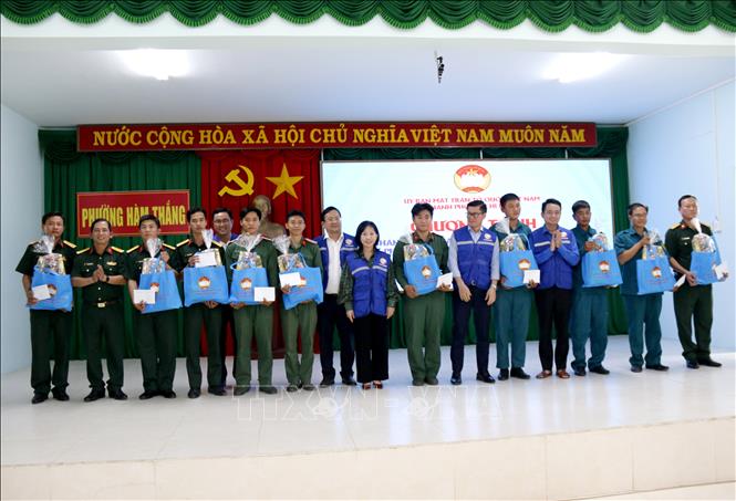 Trao quà cho cán bộ, chiến sĩ, tình nguyện viên hỗ trợ Nhân dân khắc phục hậu quả do mưa lũ, năm 2025. Ảnh: Nguyễn Thanh - TTXVN