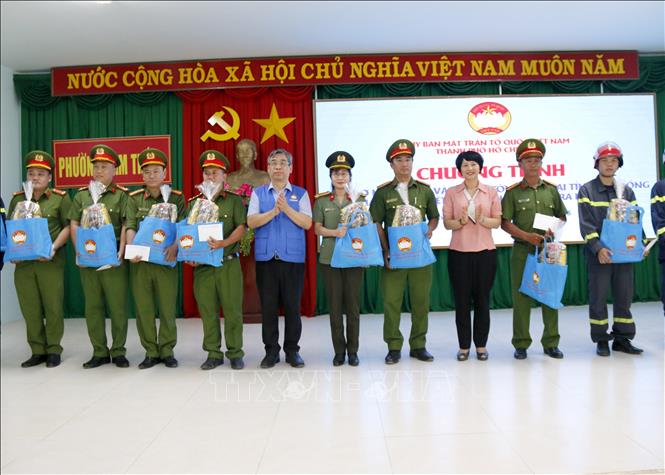 Trao quà cho cán bộ, chiến sĩ, tình nguyện viên hỗ trợ Nhân dân khắc phục hậu quả do mưa lũ, năm 2025. Ảnh: Nguyễn Thanh - TTXVN