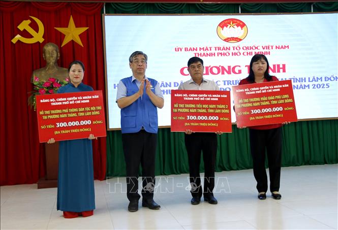Đảng bộ, chính quyền và Nhân dân Thành phố Hồ Chí Minh trao 900 triệu đồng cho 3 trường học tại phường Hàm Thắng khắc phục thiệt hại do mưa, lũ. Ảnh: Nguyễn Thanh - TTXVN