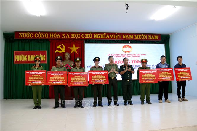 Trao bảng hỗ trợ 7 hộ dân là cán bộ, chiến sĩ Công an, lực lượng dân quân tự vệ có nhà bị hư hỏng do mưa lũ năm 2025. Ảnh: Nguyễn Thanh - TTXVN