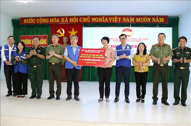 Thành phố Hồ Chí Minh trao 10 tỷ đồng cho Lâm Đồng khắc phục thiệt hại do thiên tai. Ảnh: Nguyễn Thanh - TTXVN