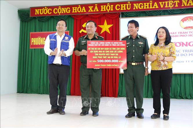 Đảng bộ, chính quyền và Nhân dân Thành phố Hồ Chí Minh và Lâm Đồng trao tặng 500 triệu đồng hỗ trợ Bộ Chỉ huy quân sự tỉnh xây nhà và tặng quà lực lượng tình nguyện viên tham gia khắc phục thiệt hại do mưa, lũ. Ảnh: Nguyễn Thanh - TTXVN