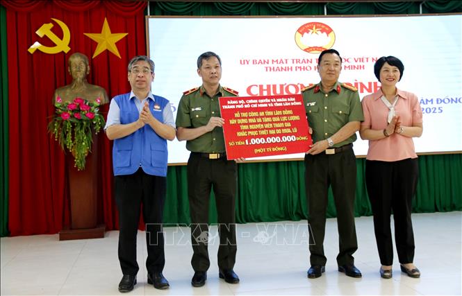 Đảng bộ, chính quyền và Nhân dân Thành phố Hồ Chí Minh và Lâm Đồng trao tặng 1 tỷ đồng hỗ trợ Công an tỉnh xây nhà và hỗ trợ lực lượng tình nguyện viên tham gia khắc phục thiệt hại do mưa, lũ. Ảnh: Nguyễn Thanh - TTXVN
