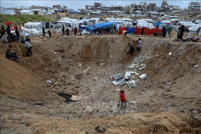 Hiện trường vụ không kích của Israel tại trại tị nạn ở Gaza, ngày 9/1/2026. Ảnh: THX/TTXVN
