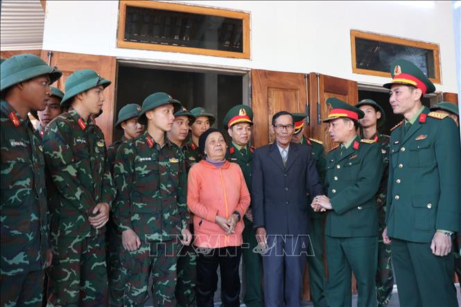 Đại tá Hà Văn Ái, Phó Chính ủy Bộ Chỉ huy Quân sự thành phố Huế (thứ 2, từ phải sang) cùng các cán bộ, chiến sĩ Trung đoàn 6 chia tay gia đình ông Trần Văn Viến (xã Khe Tre) sau khi hoàn thành nhiệm vụ xây nhà trong Chiến dịch Quang Trung. Ảnh: Mai Trang- TTXVN 