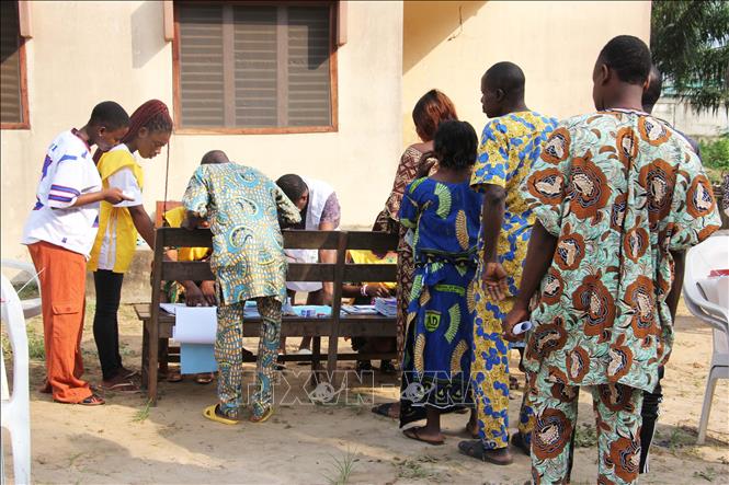 Cử tri xếp hàng chờ bỏ phiếu trong cuộc bầu cử Quốc hội tại điểm bầu cử ở Ouidah, Benin, ngày 11/1/2026. Ảnh: THX/TTXVN