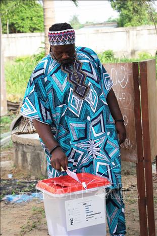 Cử tri bỏ phiếu trong cuộc bầu cử Quốc hội tại điểm bầu cử ở Ouidah, Benin, ngày 11/1/2026. Ảnh: THX/TTXVN