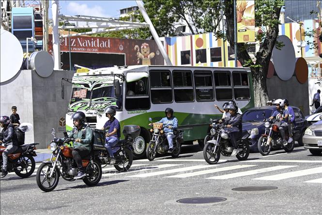 Các phương tiện di chuyển trên đường phố tại Caracas, Venezuela. Ảnh: THX/TTXVN